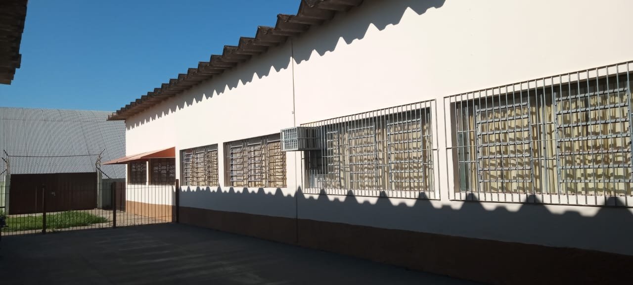 Interior de galpão em construção