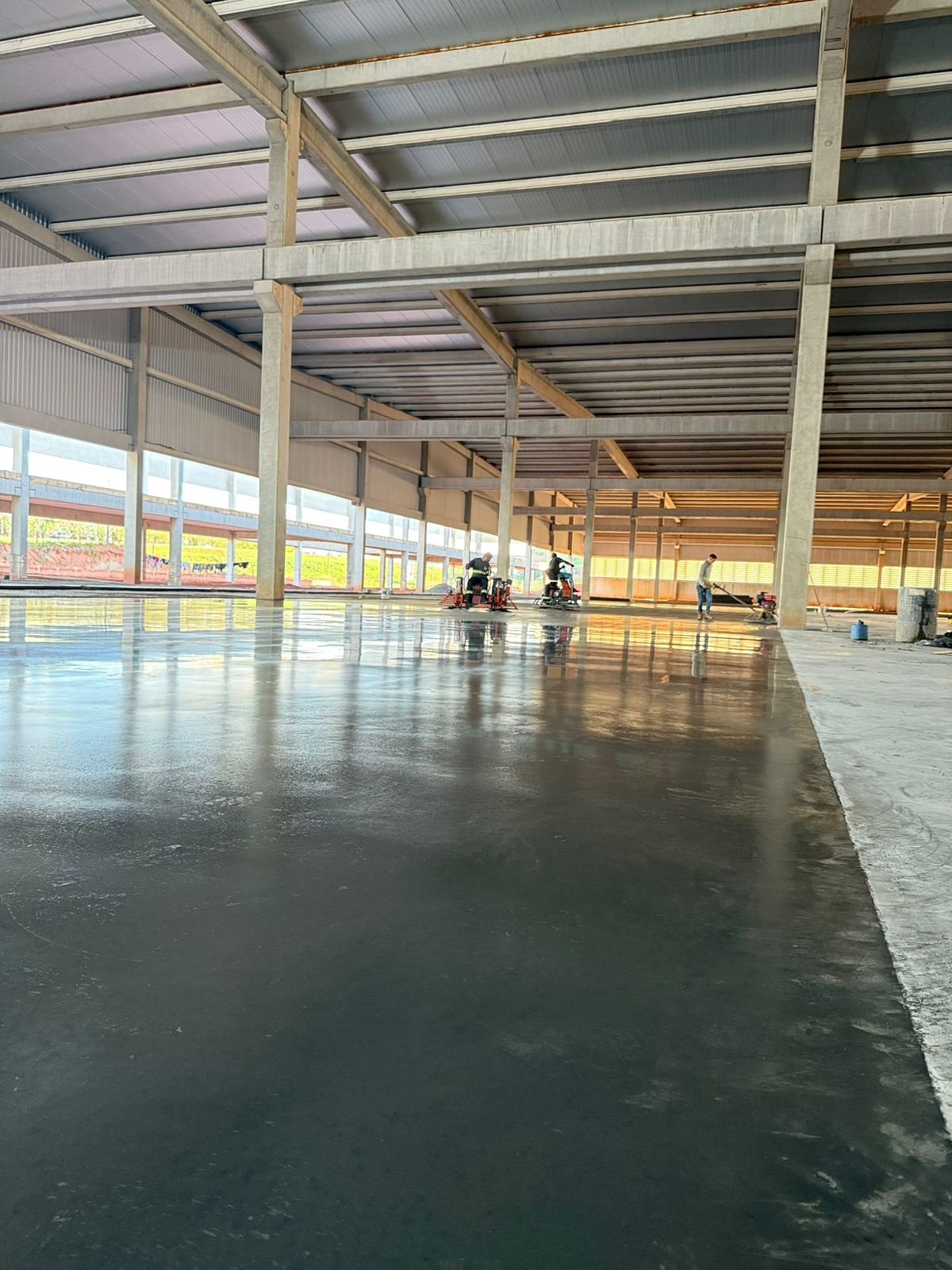 Acabamento de piso de concreto polido em galpão